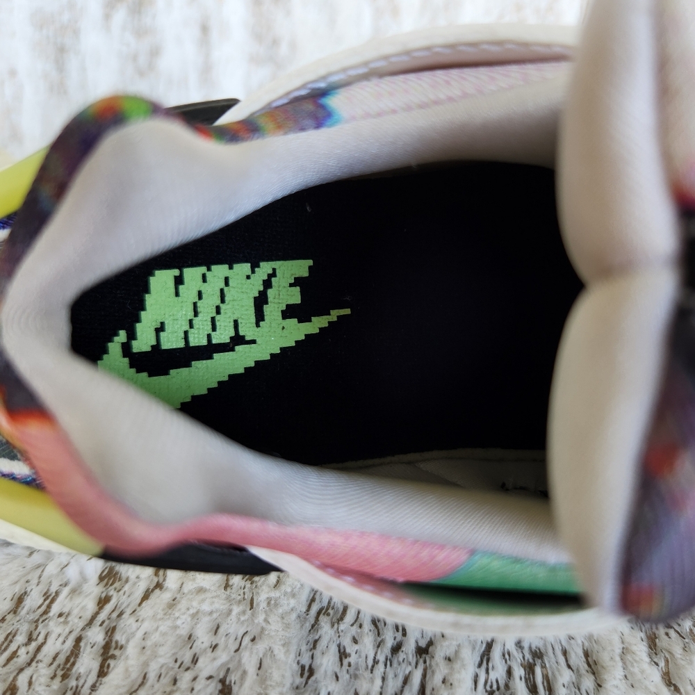 Nike "Air Huarache SE" Multicolor Pixel Graphic Sneaker Shoe | Women’s Size 7 - Picture 8 of 12